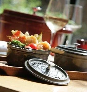 Staub Cocotte Oval Aus Gusseisen In Kirschrot 13